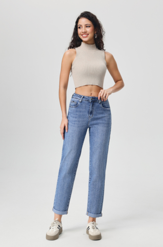 Modèle portant un jean droit coupe classique