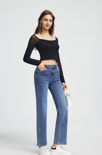 Modèle portant un jean droit foncé