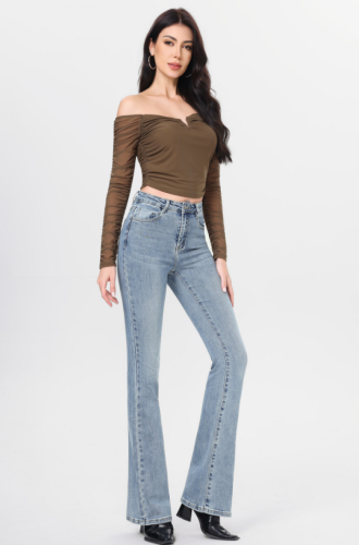 Modèle portant un jean droit évasé