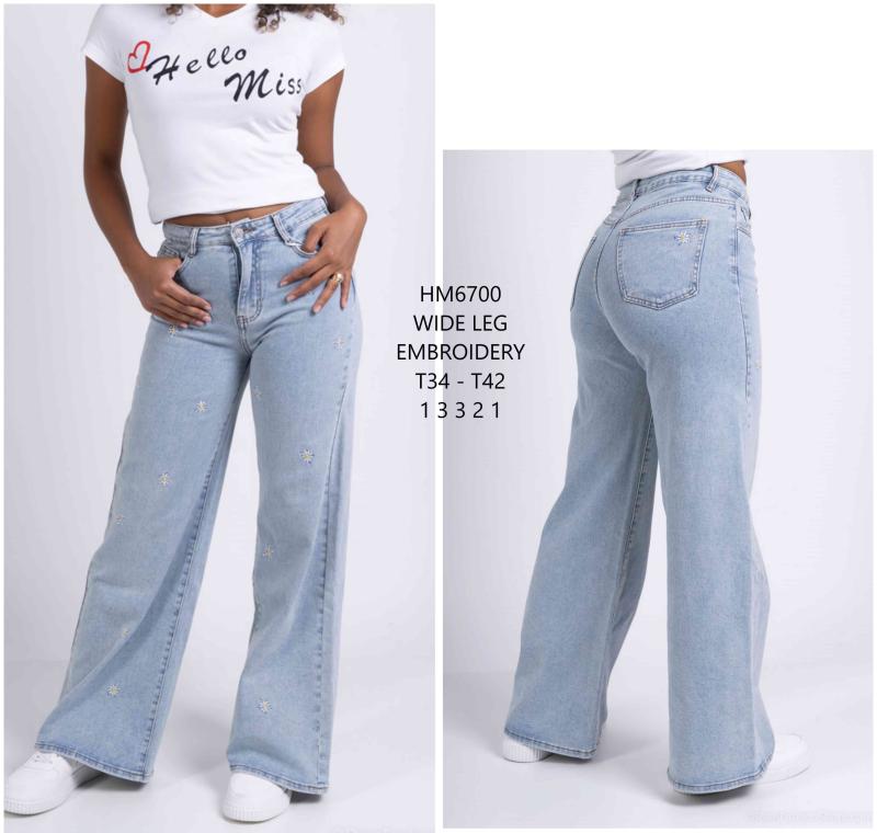 Jeans droit et large avec la broderie et strass