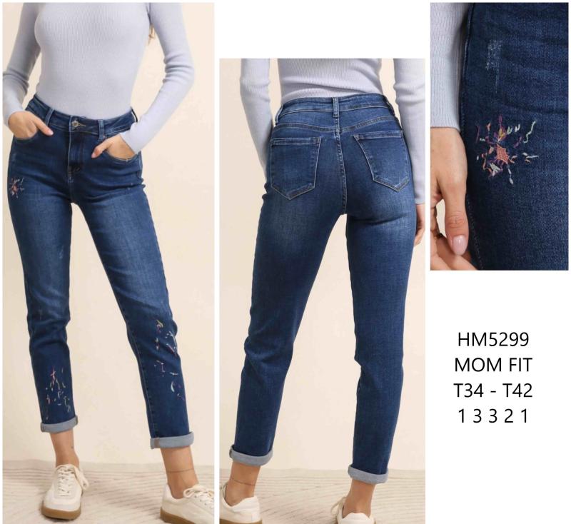 Mum jeans taille haute avec de la broderie
